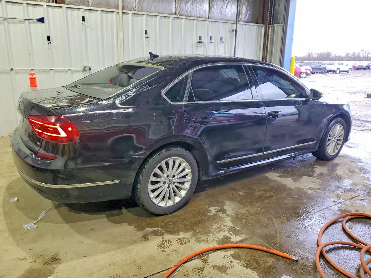 2017 VOLKSWAGEN PASSAT SE photo 3