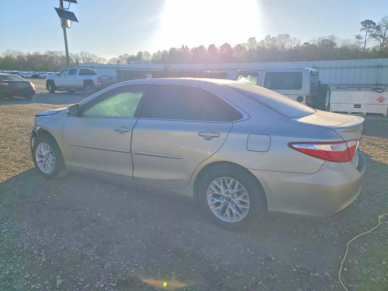 2016 TOYOTA CAMRY LE photo 4