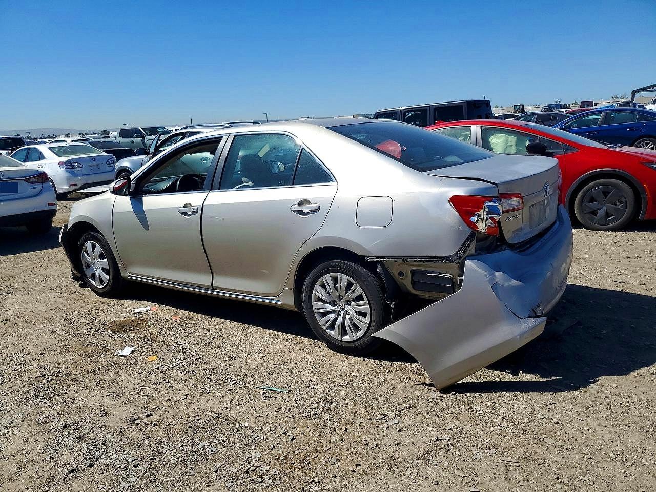 2014 TOYOTA CAMRY LE photo 3