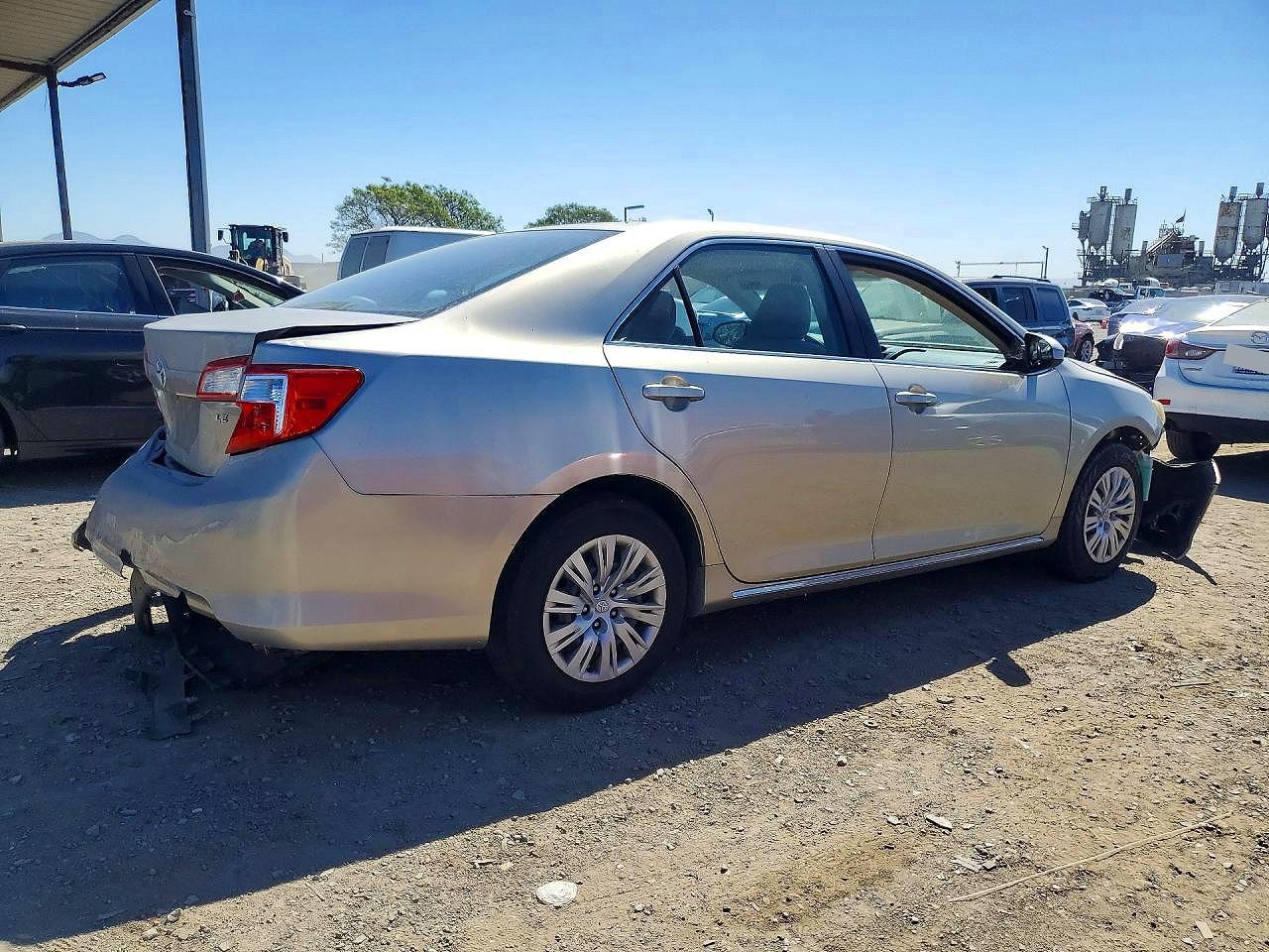 2014 TOYOTA CAMRY LE photo 5