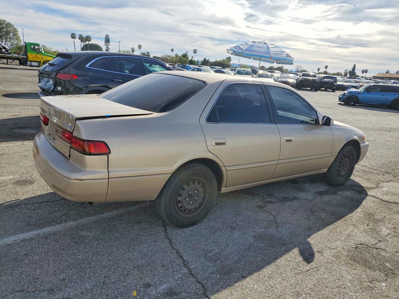 1999 TOYOTA CAMRY LE photo 3