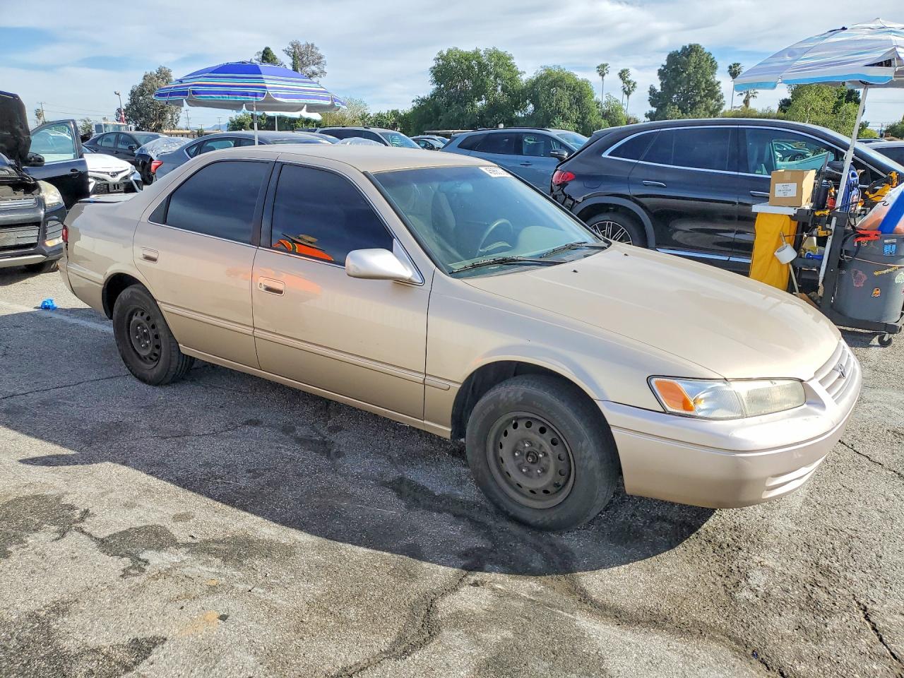 1999 TOYOTA CAMRY LE photo 4