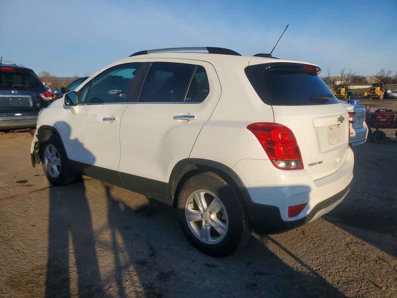 2018 CHEVROLET TRAX 1LT photo 2