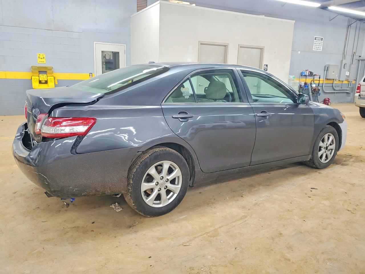 2011 TOYOTA CAMRY LE photo 5