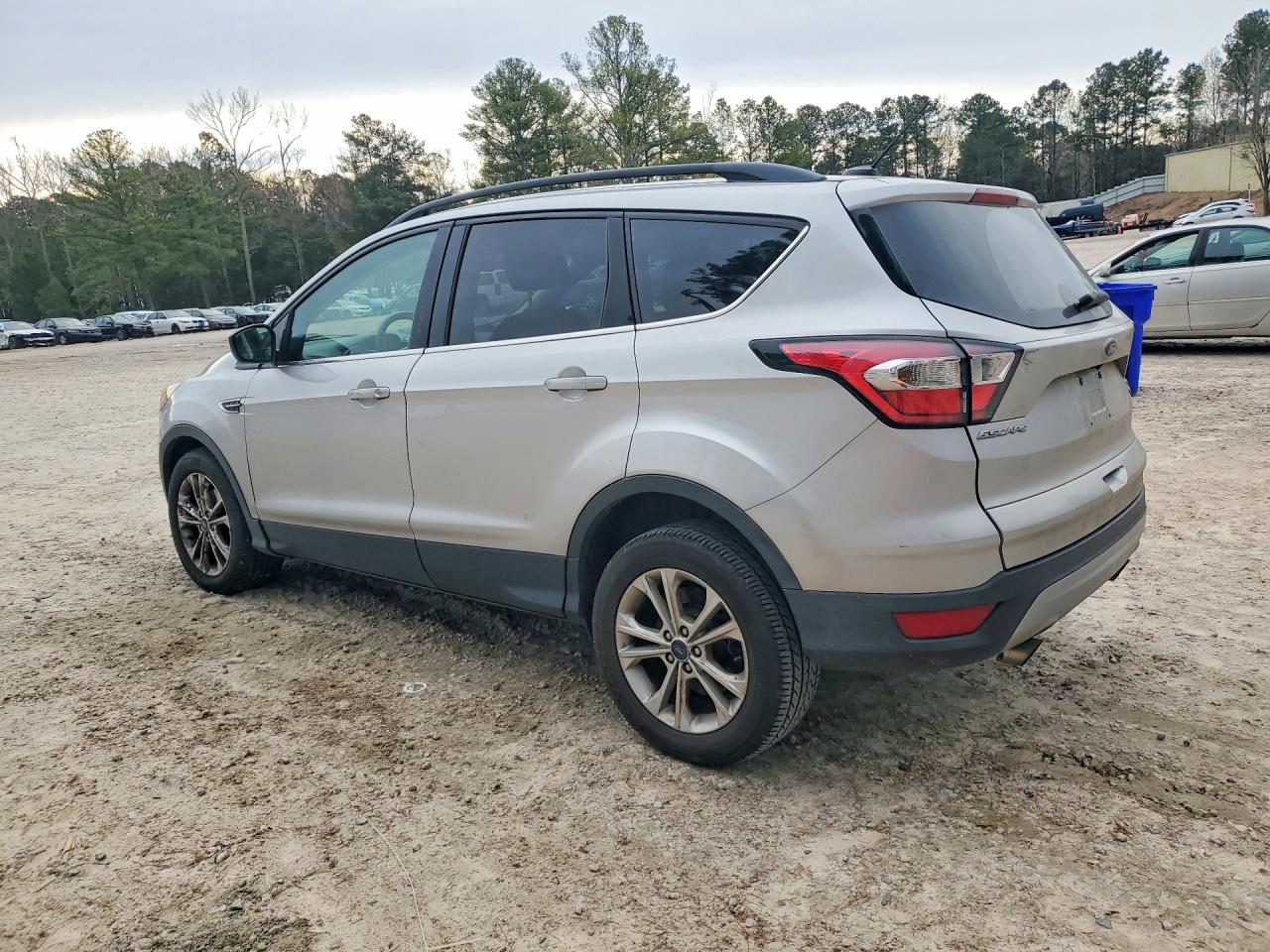 2017 FORD ESCAPE SE photo 2