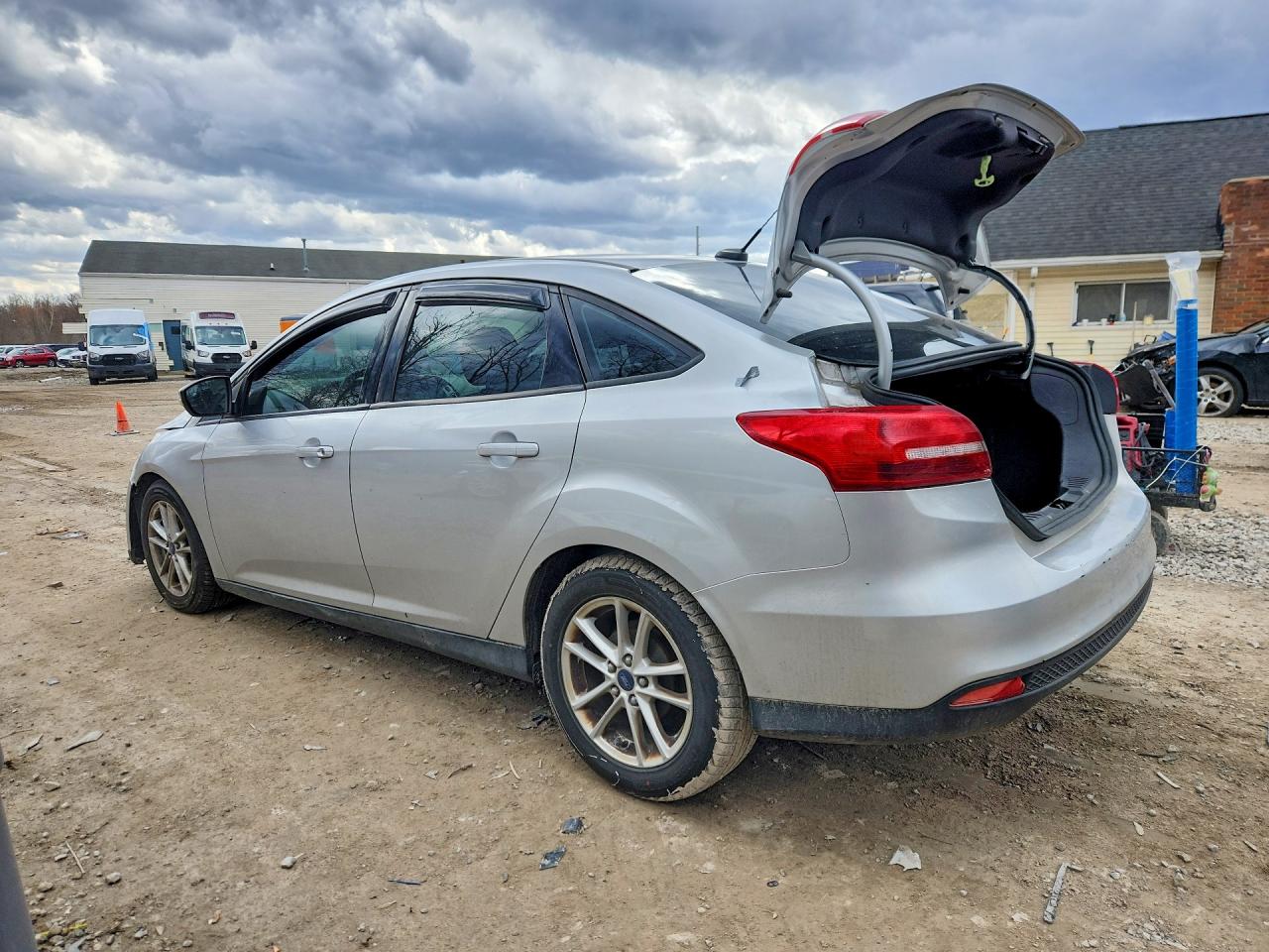 2015 FORD FOCUS SE photo 2