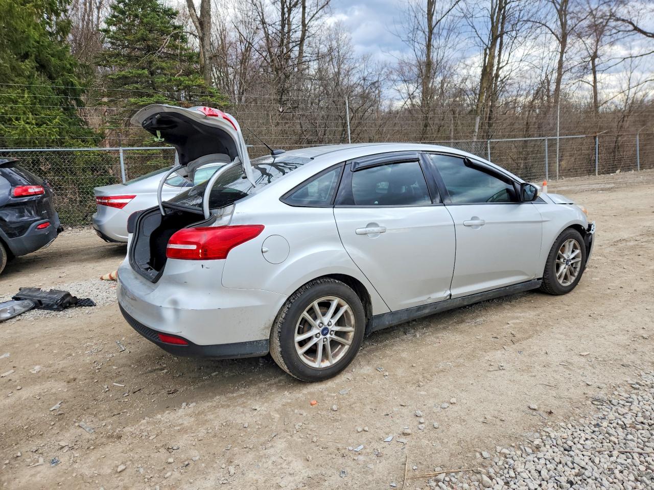 2015 FORD FOCUS SE photo 3