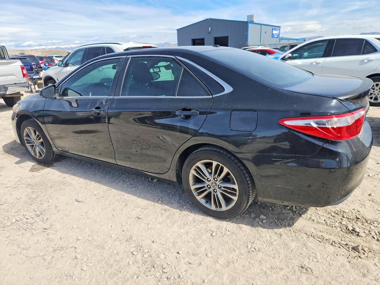 2015 TOYOTA CAMRY SE photo 3