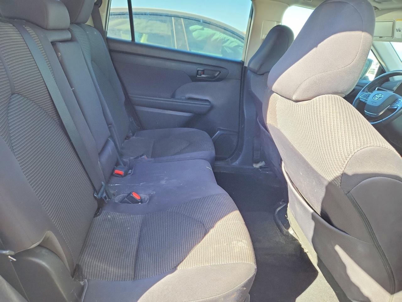 2021 TOYOTA HIGHLANDER LE photo 19