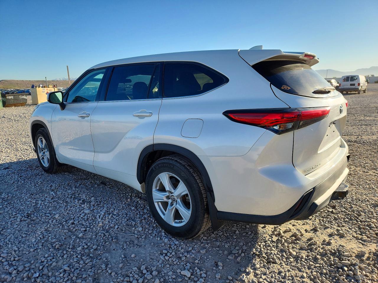 2021 TOYOTA HIGHLANDER LE photo 3