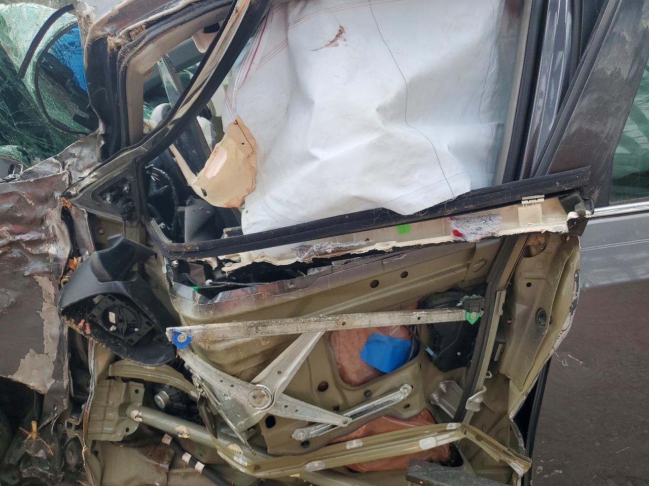 2012 TOYOTA CAMRY XLE photo 19