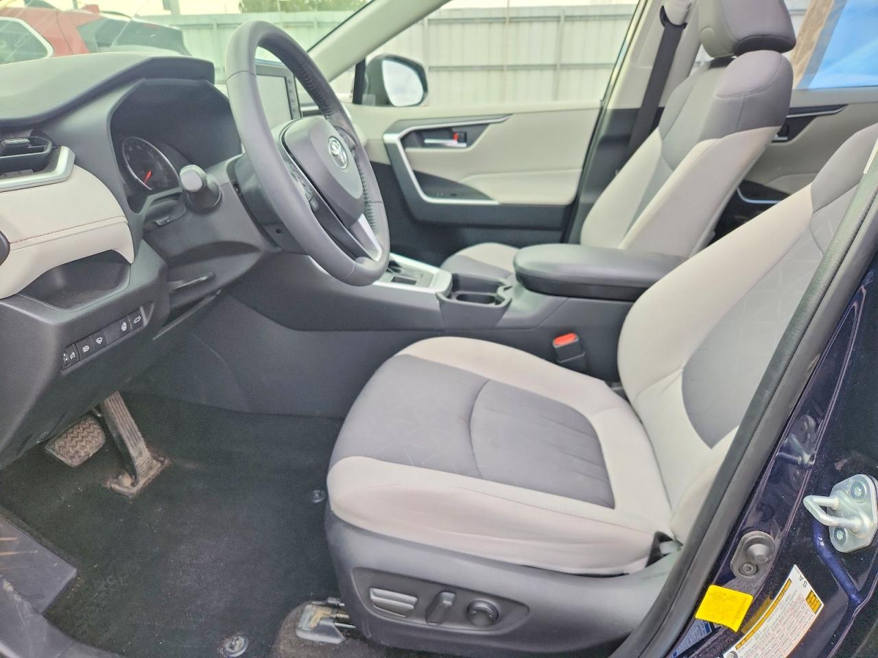 2019 TOYOTA RAV4 XLE photo 19