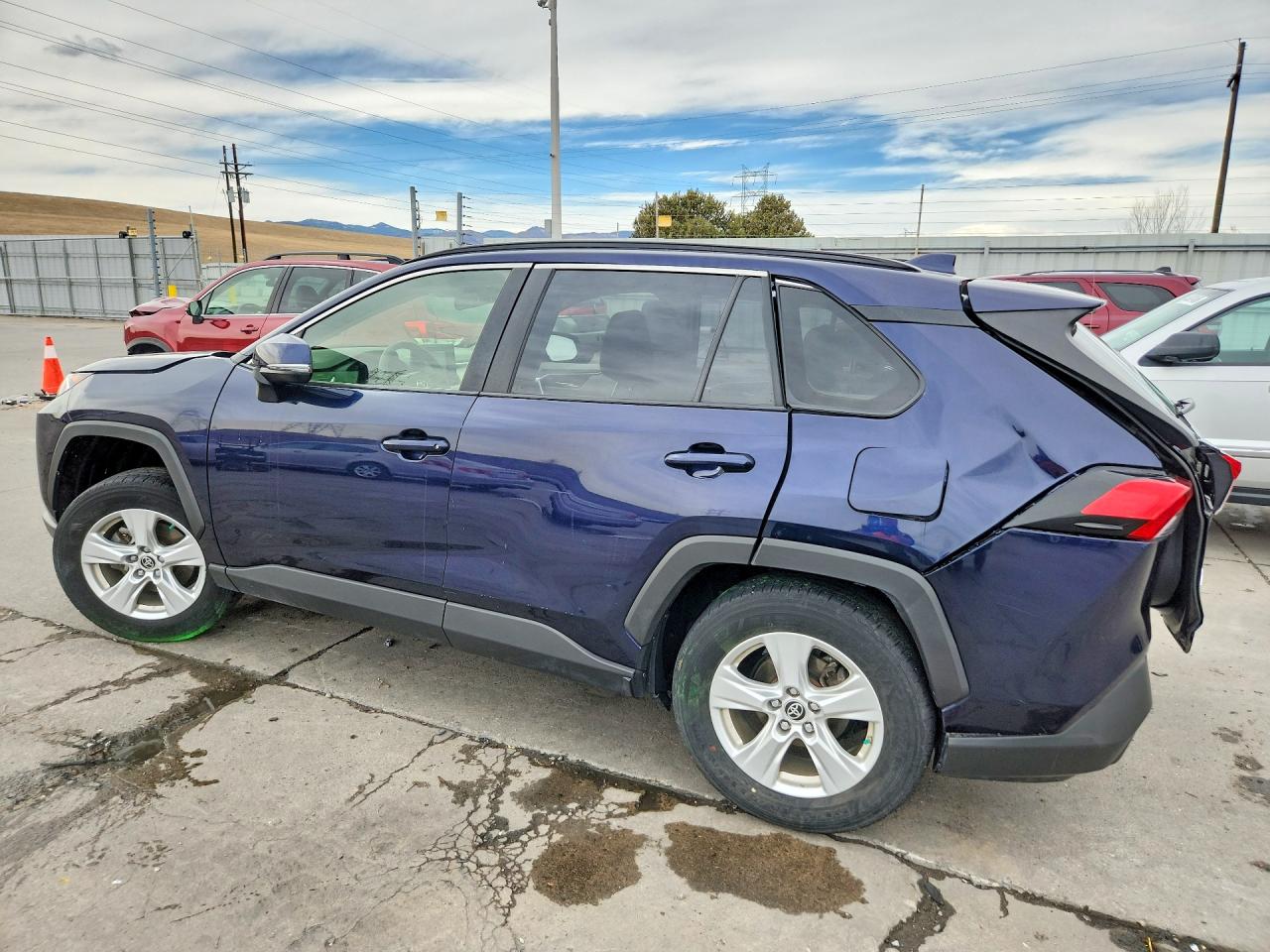 2019 TOYOTA RAV4 XLE photo 4
