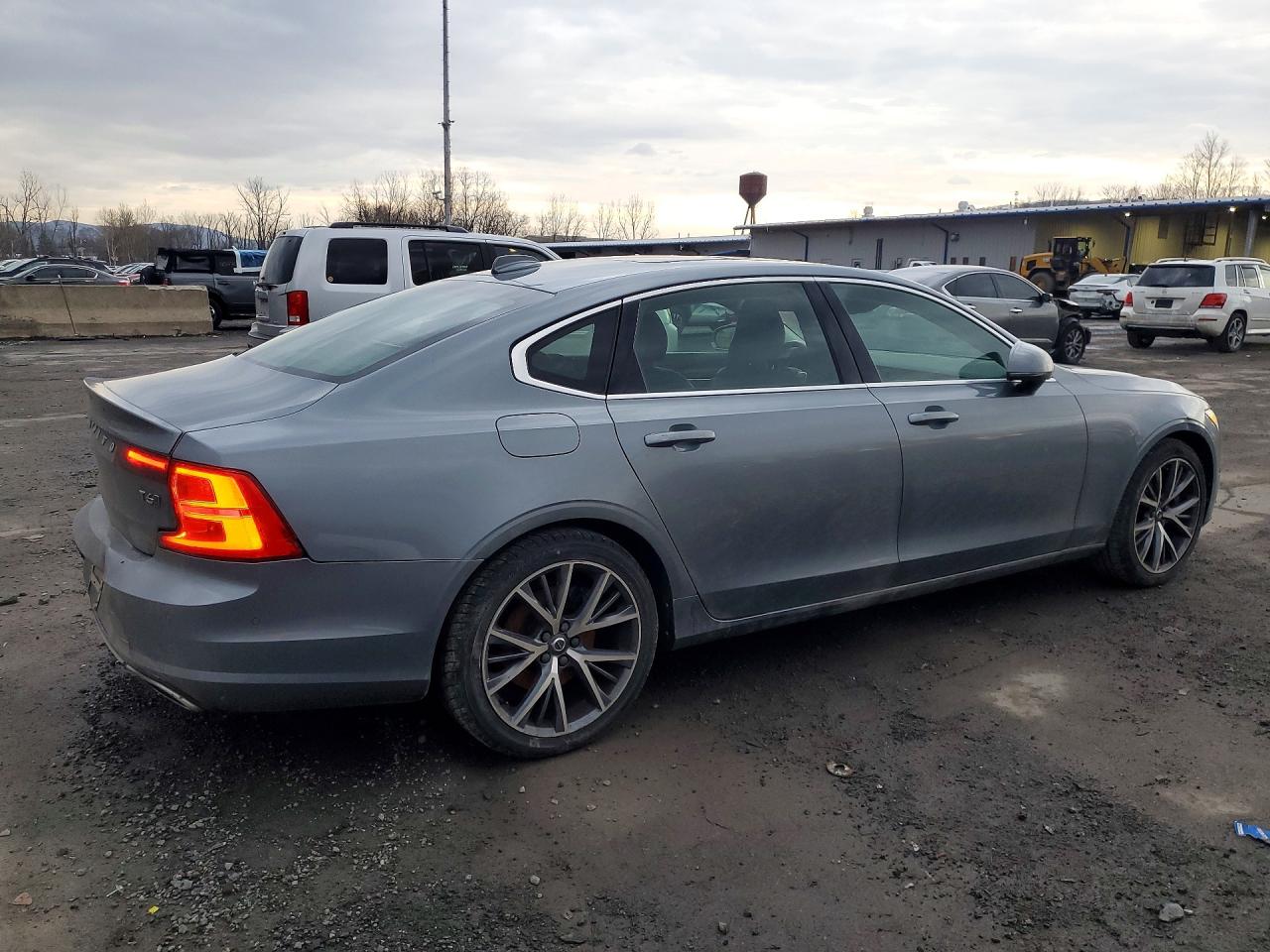 2018 VOLVO S90 T6 MOMENTUM photo 3