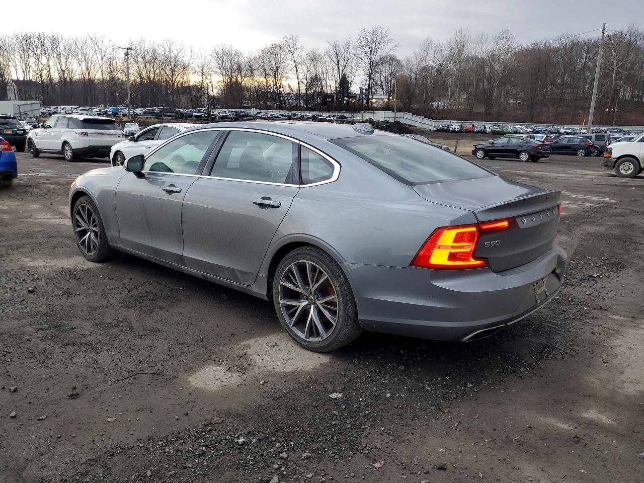 2018 VOLVO S90 T6 MOMENTUM photo 2