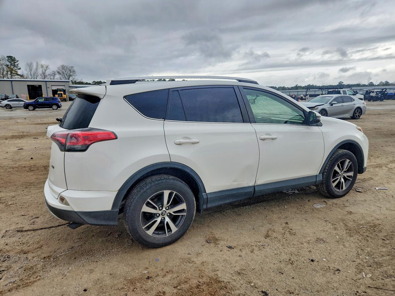 2016 TOYOTA RAV4 XLE photo 3