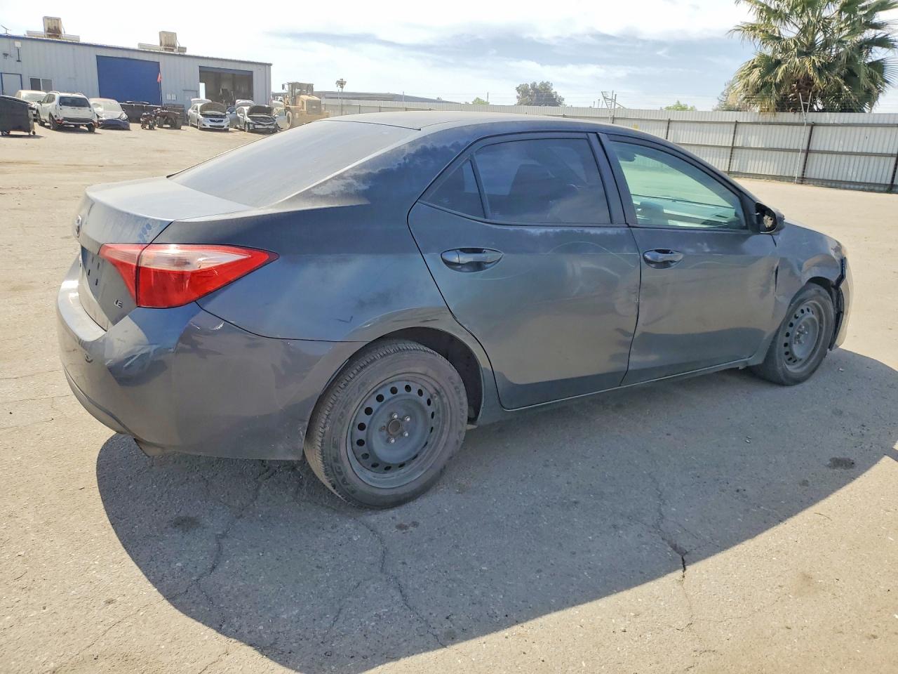 2017 TOYOTA COROLLA LE photo 3