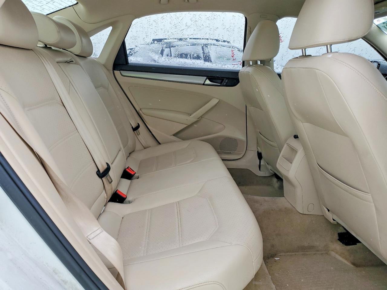 2015 VOLKSWAGEN PASSAT S photo 10