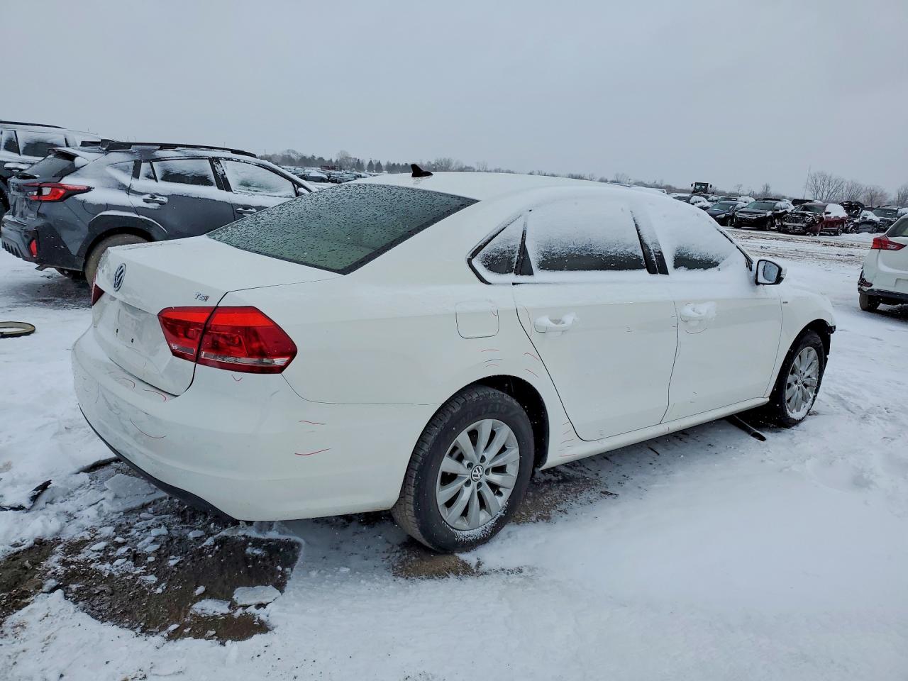 2015 VOLKSWAGEN PASSAT S photo 3