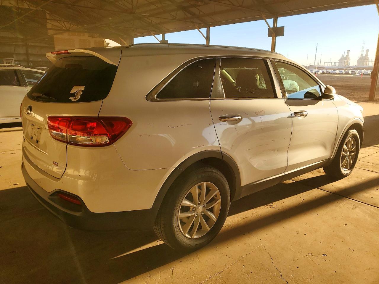 2017 KIA SORENTO LX photo 3