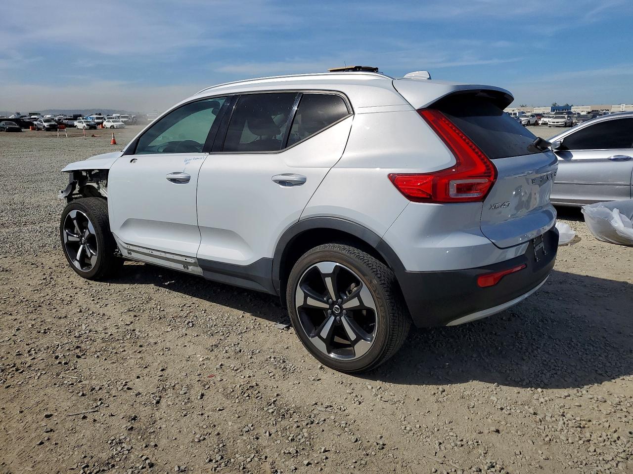 2020 VOLVO XC40 T5 MOMENTUM photo 2
