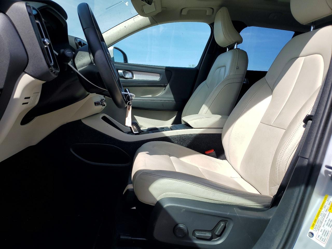 2020 VOLVO XC40 T5 MOMENTUM photo 7