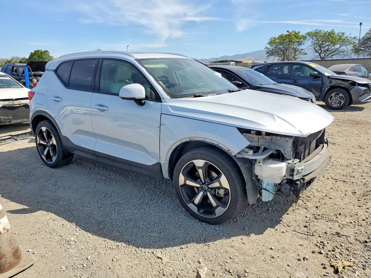 2020 VOLVO XC40 T5 MOMENTUM photo 4