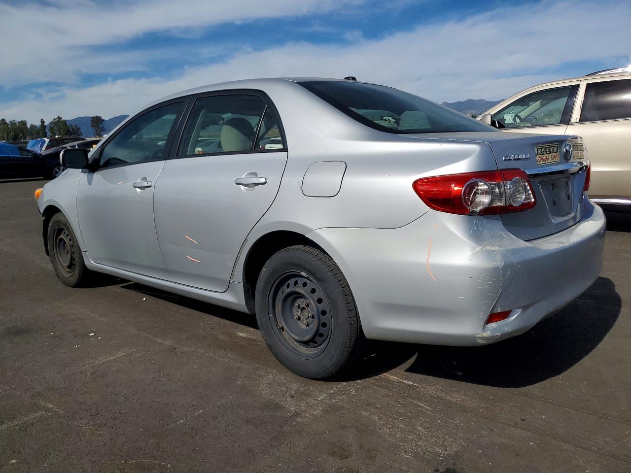 2011 TOYOTA COROLLA LE photo 3