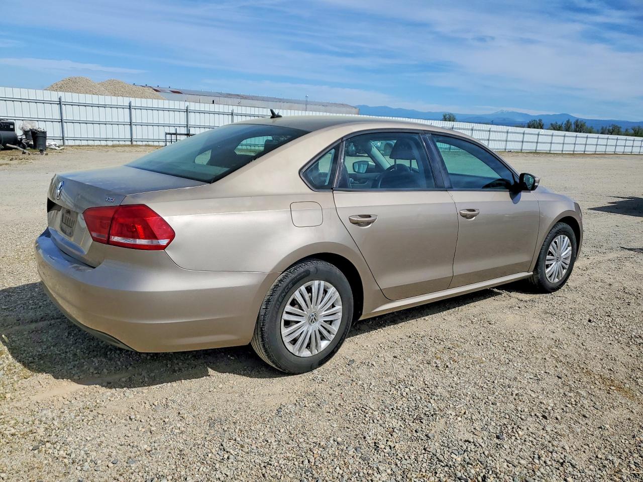 2015 VOLKSWAGEN PASSAT S photo 3