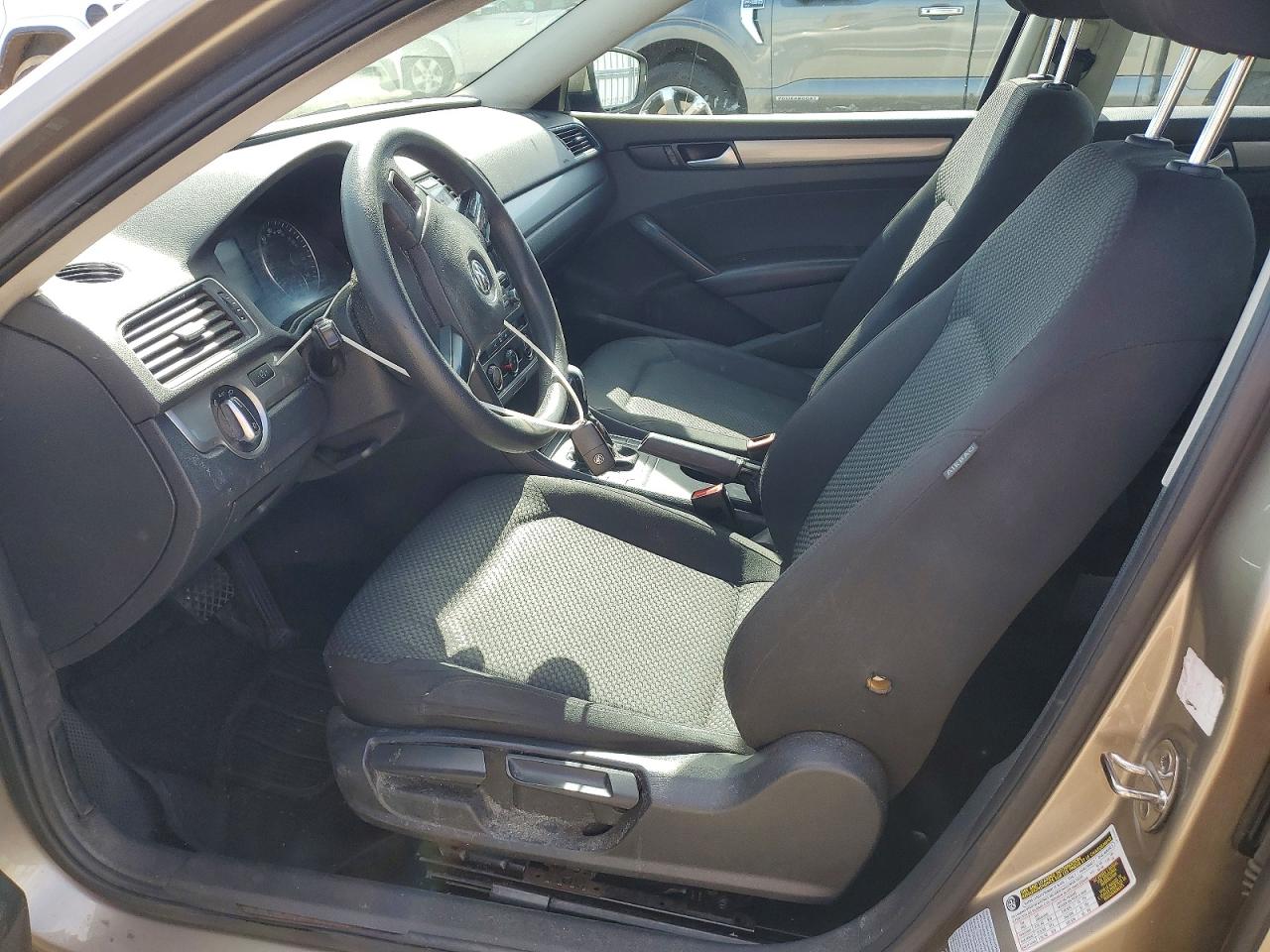 2015 VOLKSWAGEN PASSAT S photo 7