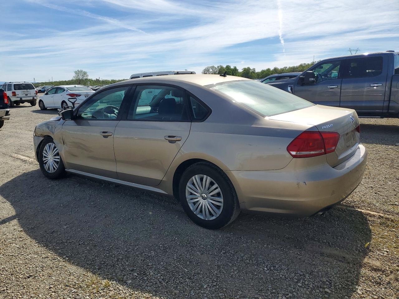 2015 VOLKSWAGEN PASSAT S photo 2