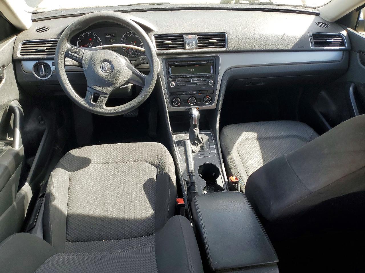 2015 VOLKSWAGEN PASSAT S photo 8