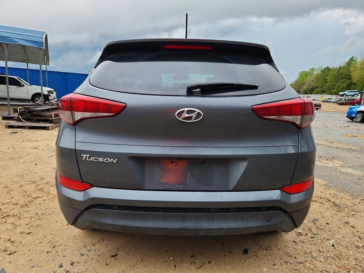 2017 HYUNDAI TUCSON SE photo 6
