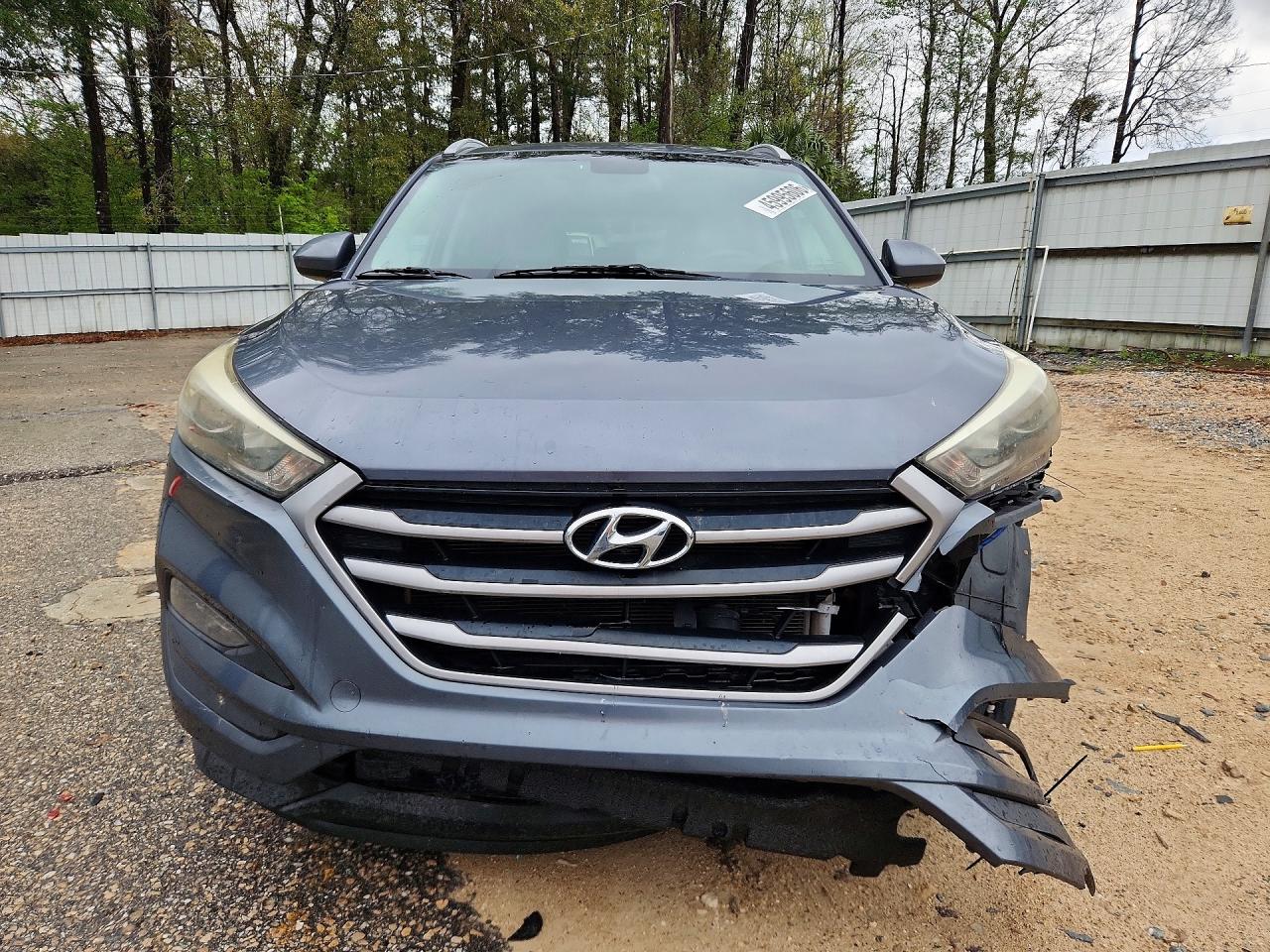 2017 HYUNDAI TUCSON SE photo 5