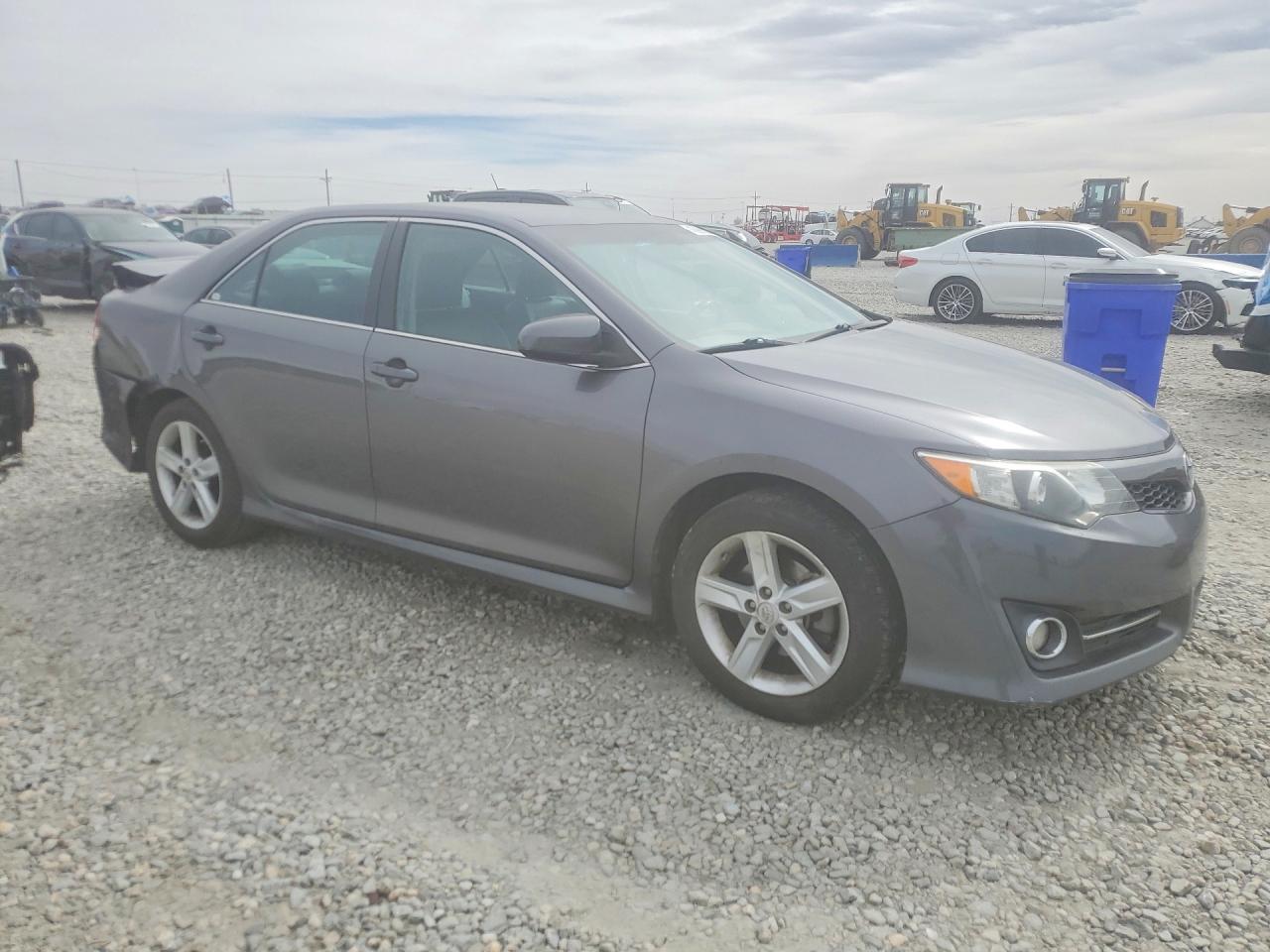 2014 TOYOTA CAMRY SE photo 4
