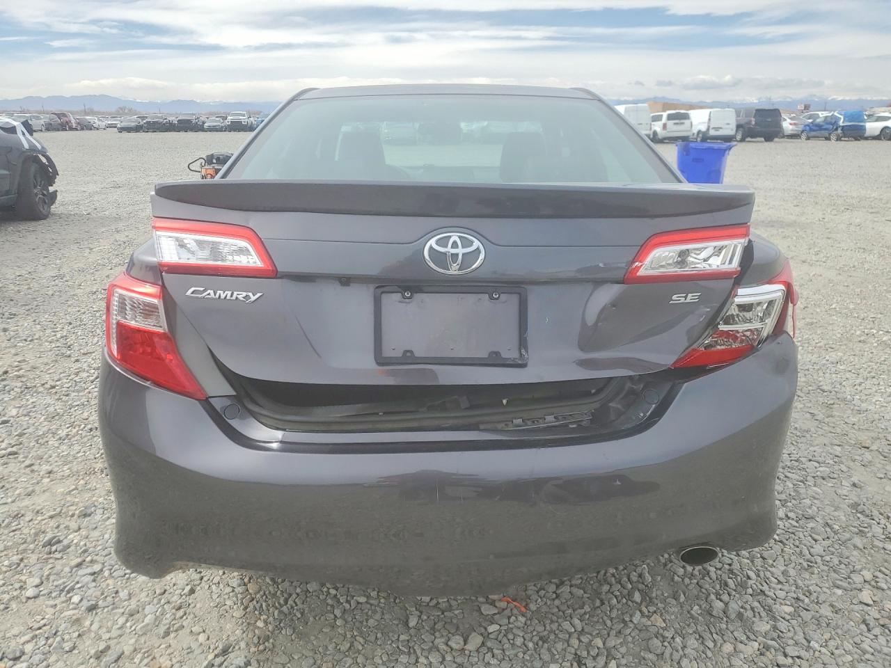 2014 TOYOTA CAMRY SE photo 6