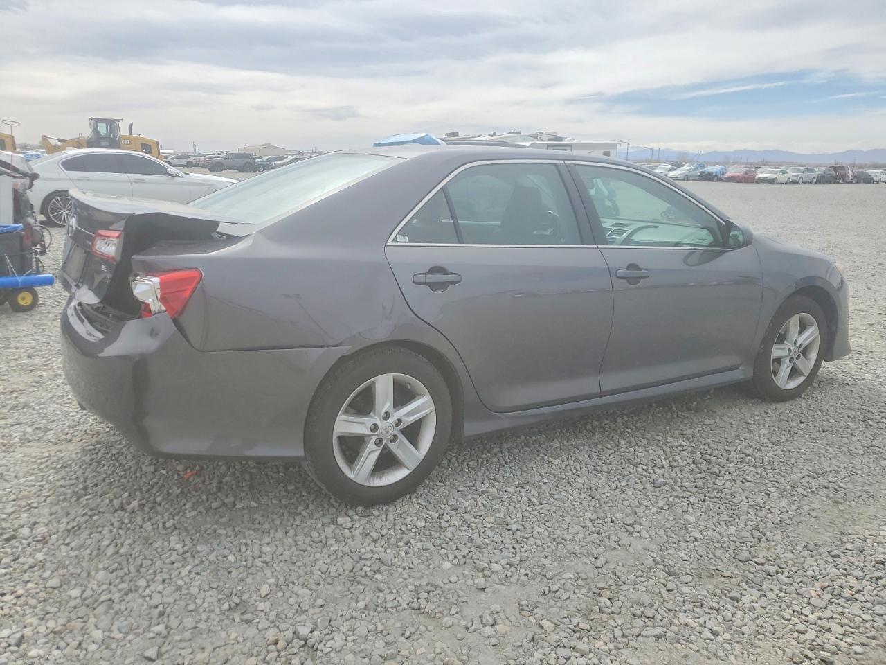 2014 TOYOTA CAMRY SE photo 3