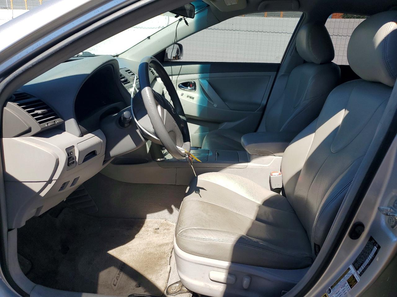 2010 TOYOTA CAMRY LE photo 13