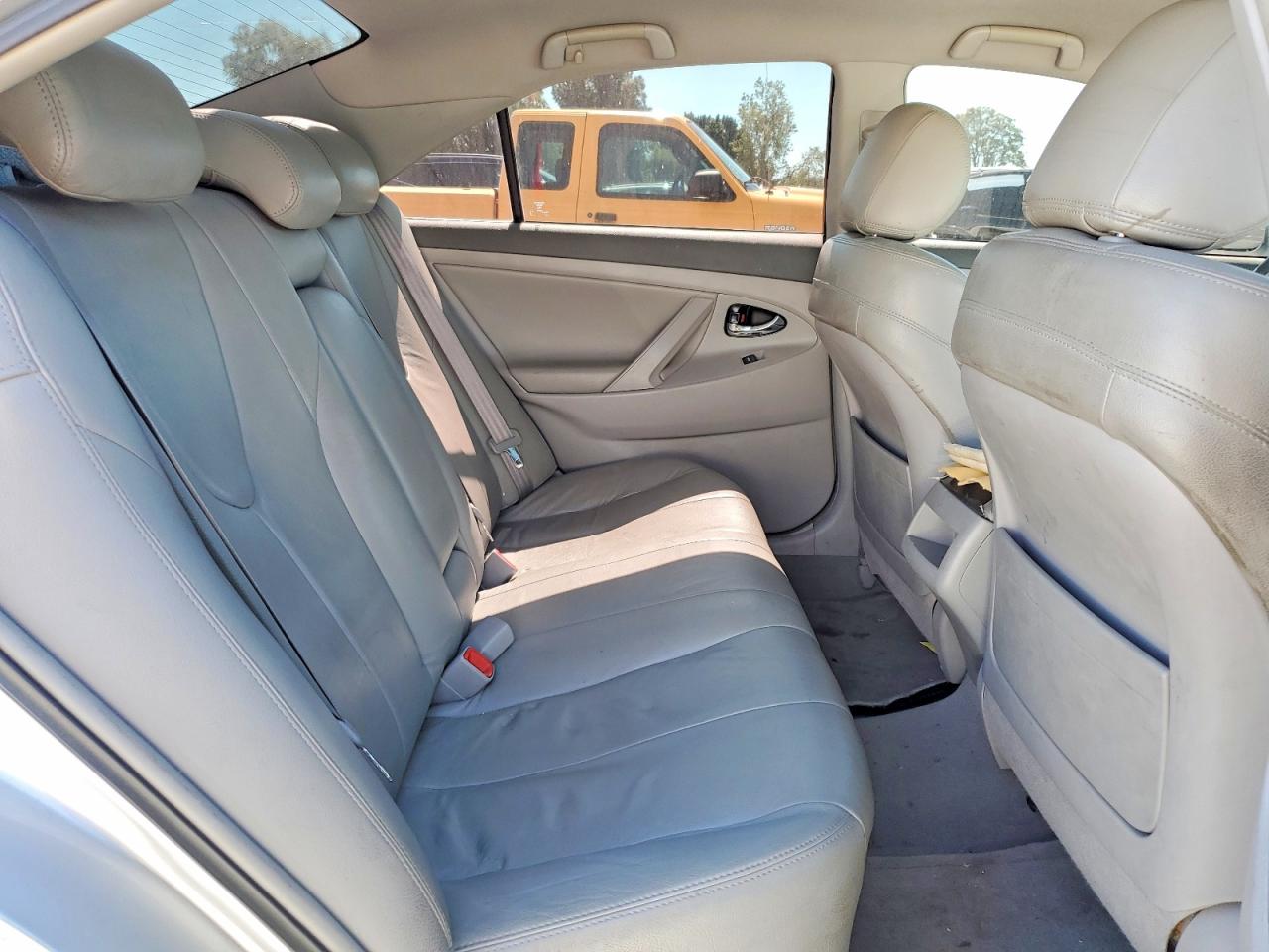 2010 TOYOTA CAMRY LE photo 19
