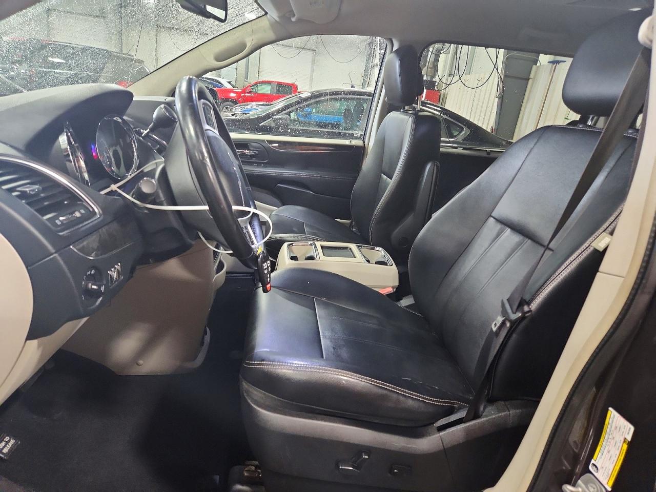 2015 CHRYSLER TOWN & COUNTRY TOURING photo 13