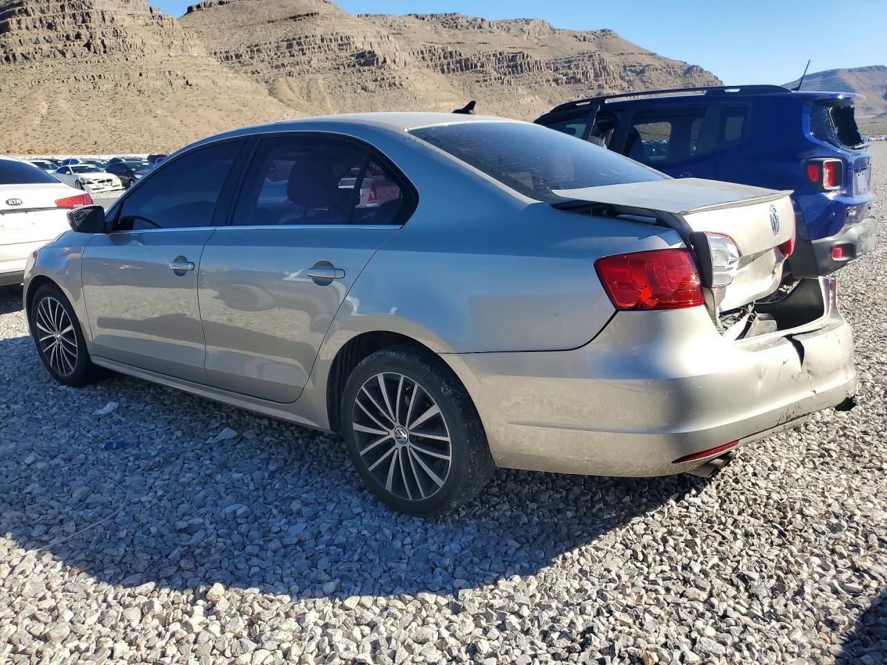 2013 VOLKSWAGEN JETTA SE photo 2