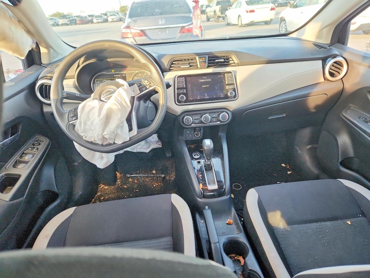 2021 NISSAN VERSA SV photo 8