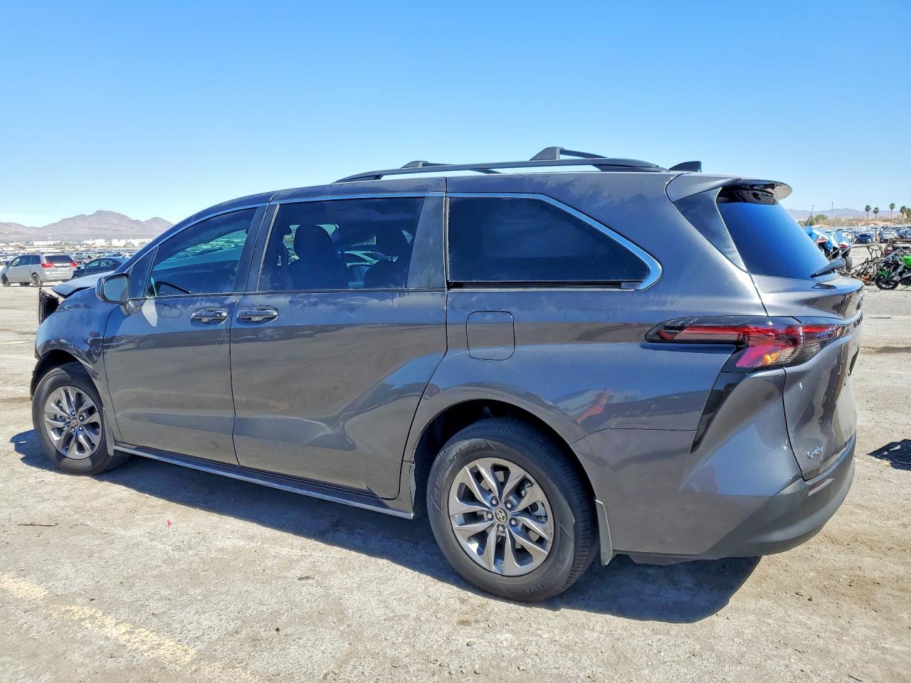 2025 TOYOTA SIENNA LE 8-PASSENGER photo 4