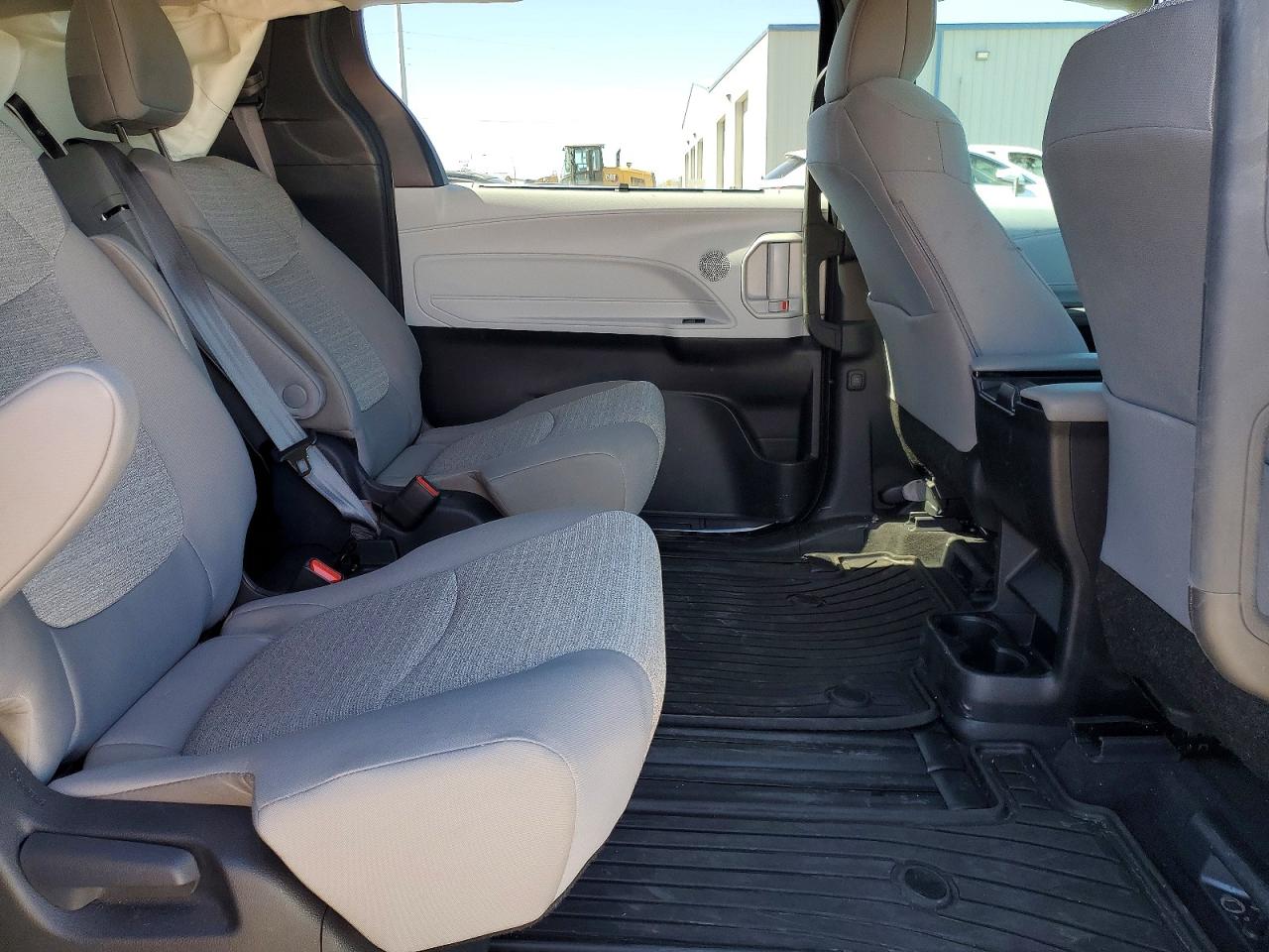 2025 TOYOTA SIENNA LE 8-PASSENGER photo 31