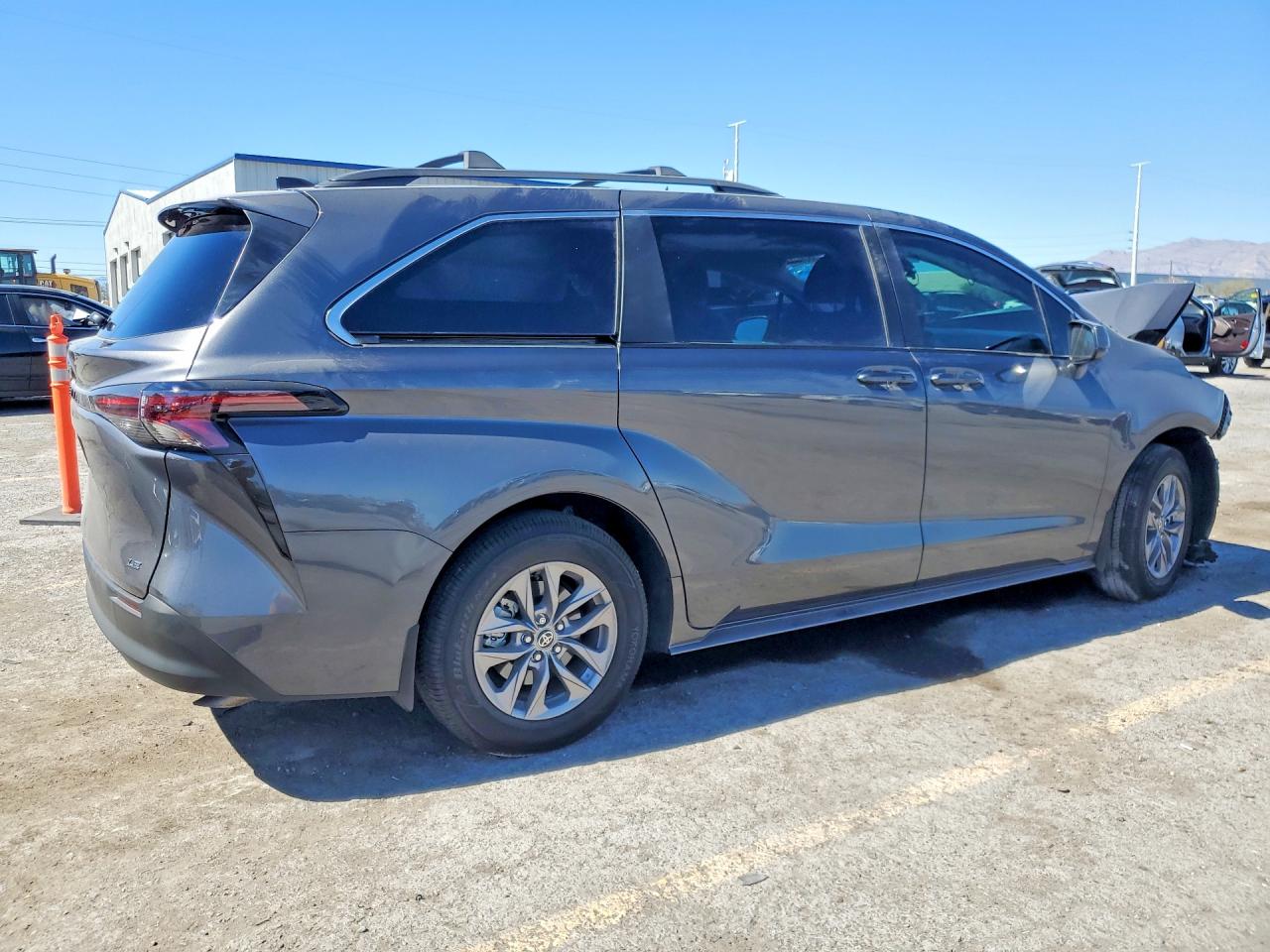 2025 TOYOTA SIENNA LE 8-PASSENGER photo 7