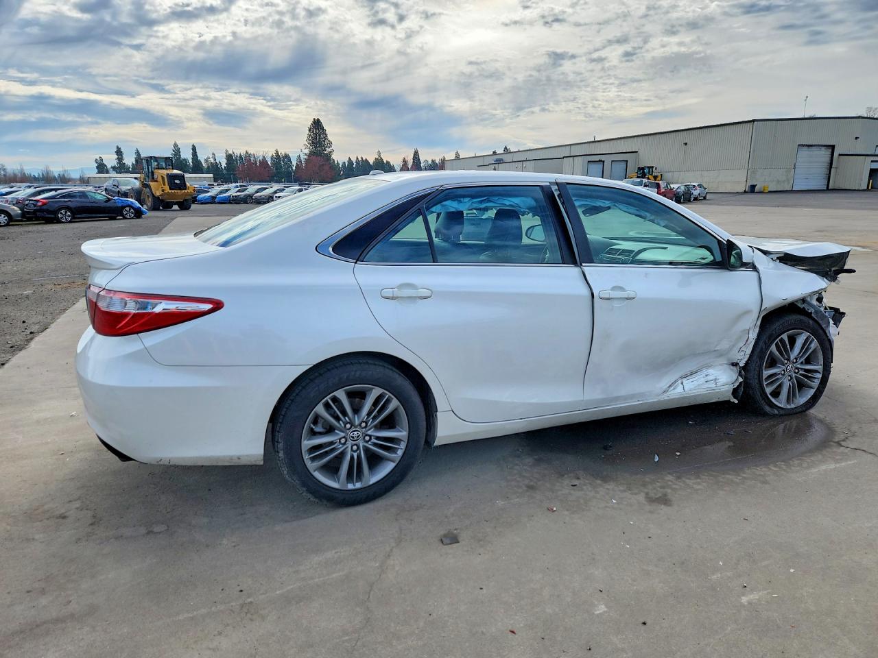 2016 TOYOTA CAMRY SE photo 5