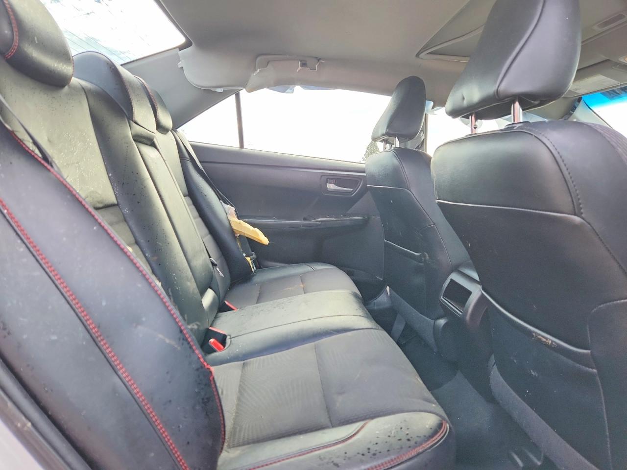 2016 TOYOTA CAMRY SE photo 19