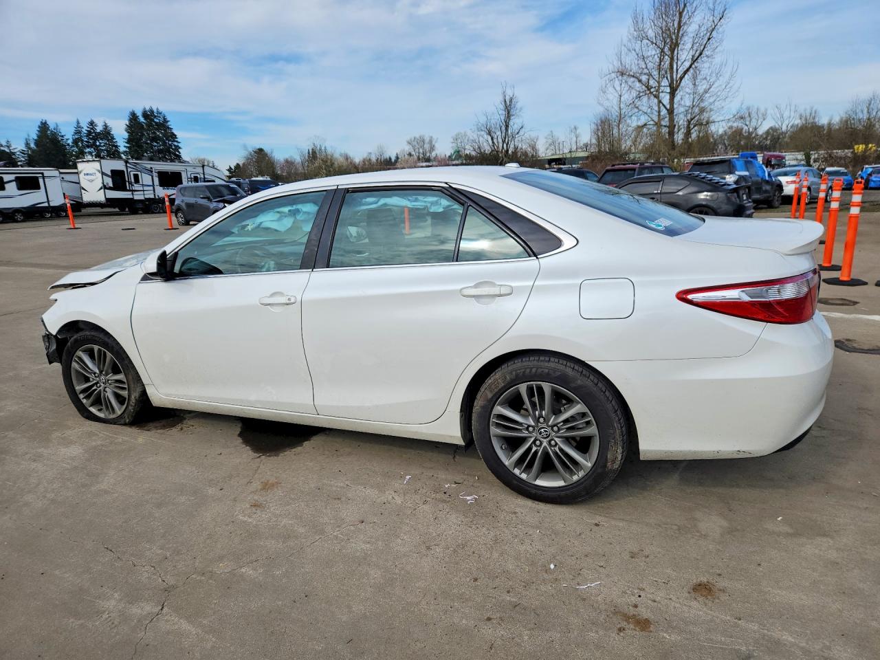 2016 TOYOTA CAMRY SE photo 3
