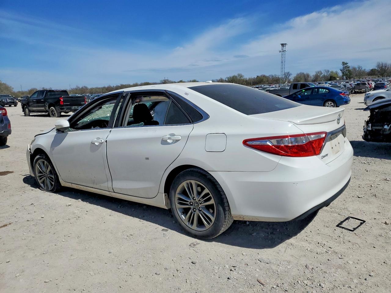 2016 TOYOTA CAMRY SE photo 3
