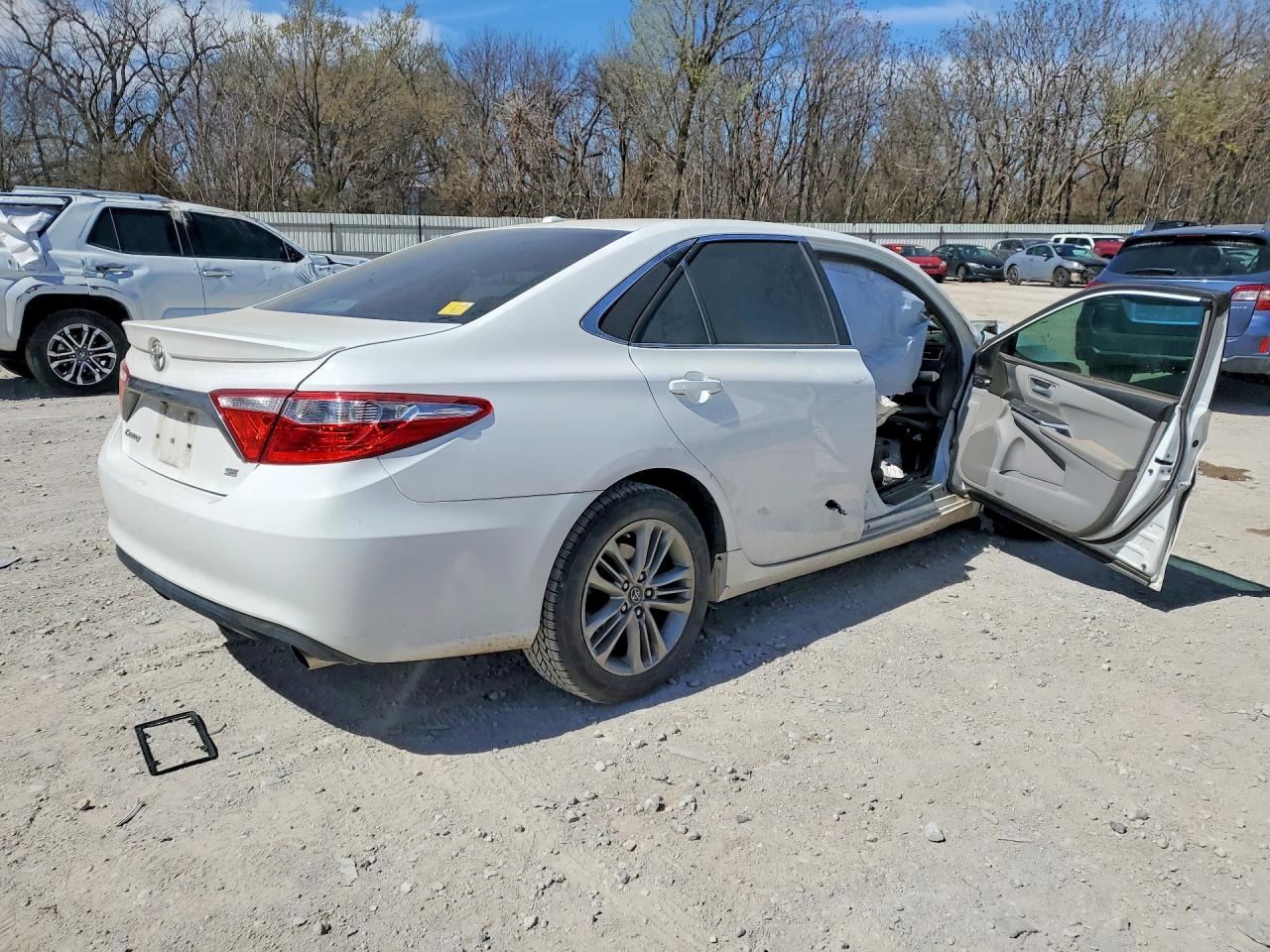 2016 TOYOTA CAMRY SE photo 5